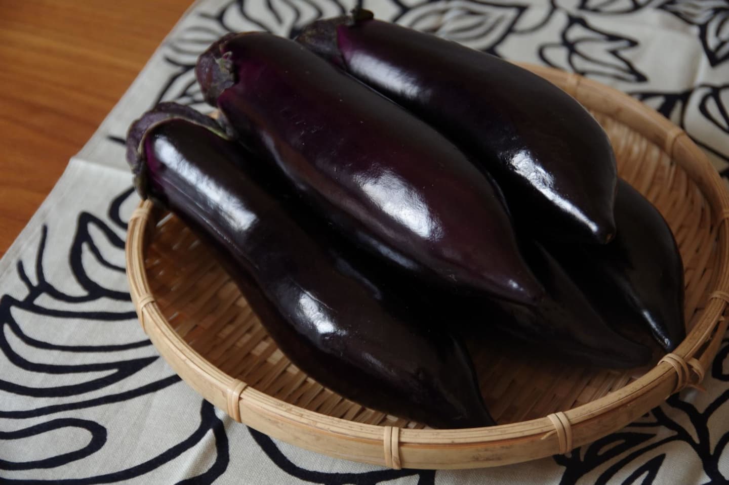 光沢の強い、深い紫色の皮が印象的