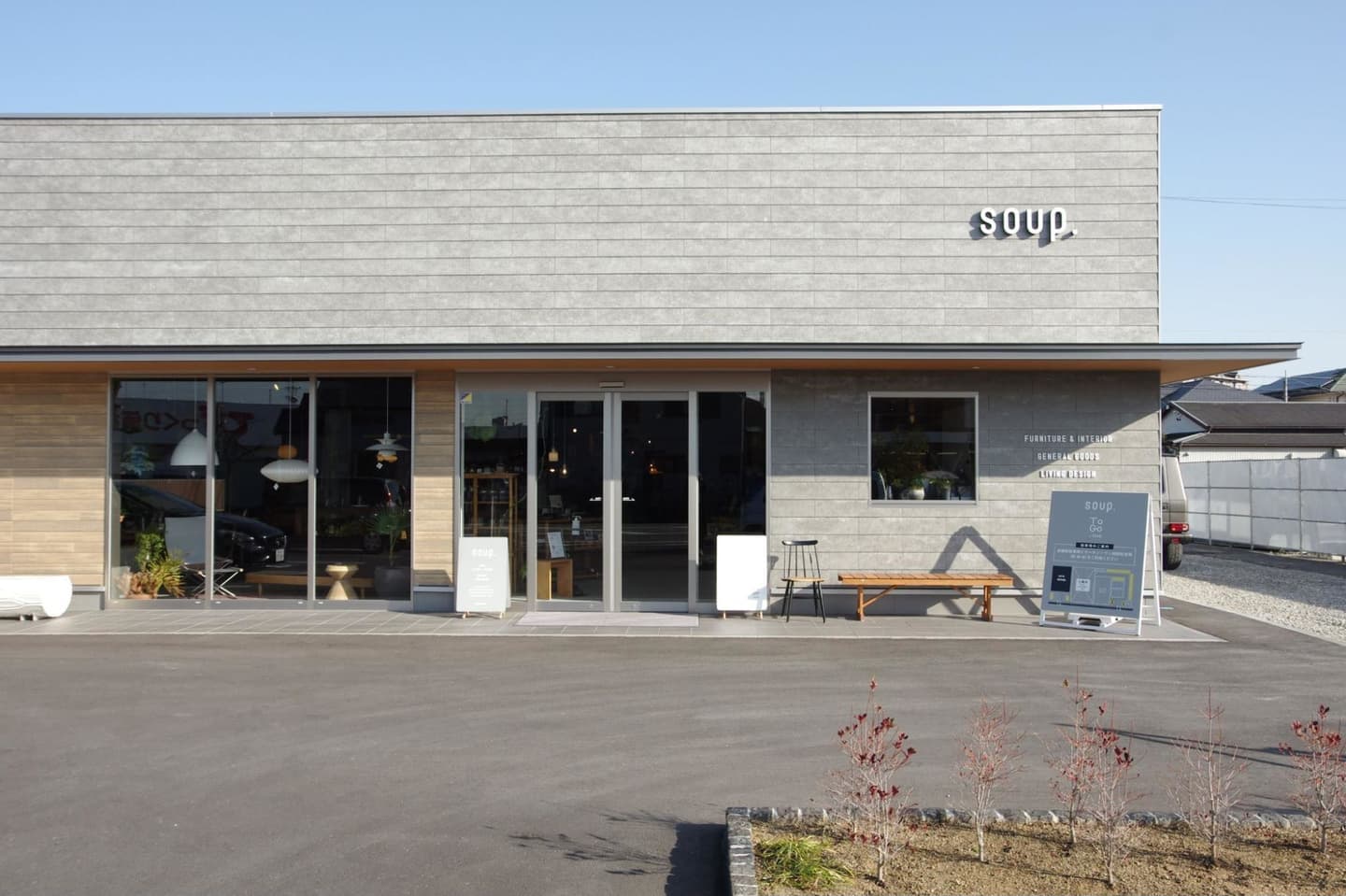 味わい深い木製建具と暖簾が目印。