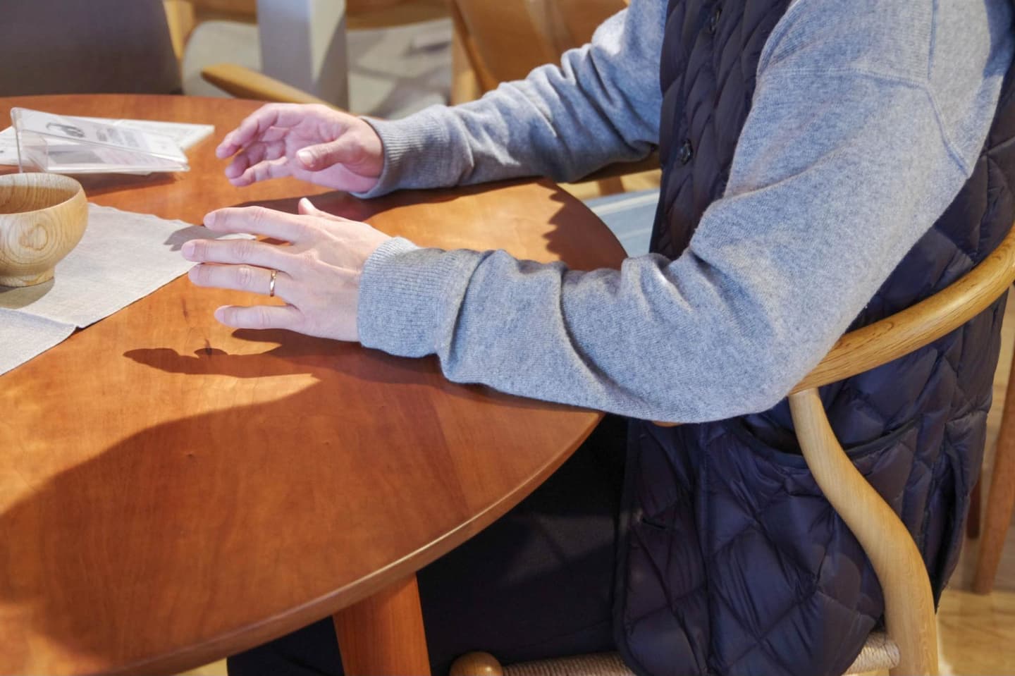 肘掛や背もたれの高さや形状によってもフィット感が違う。