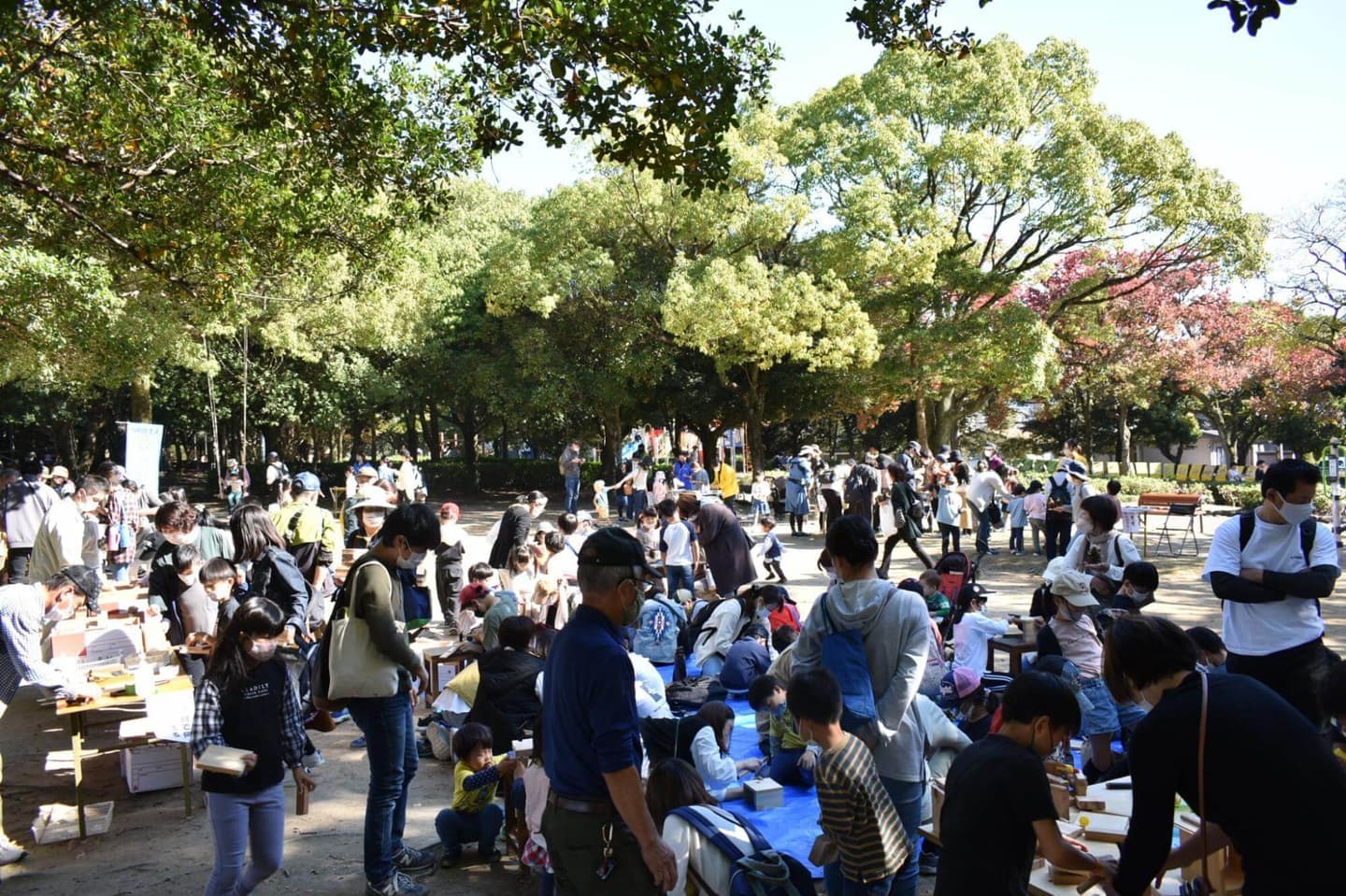 味わい深い木製建具と暖簾が目印。