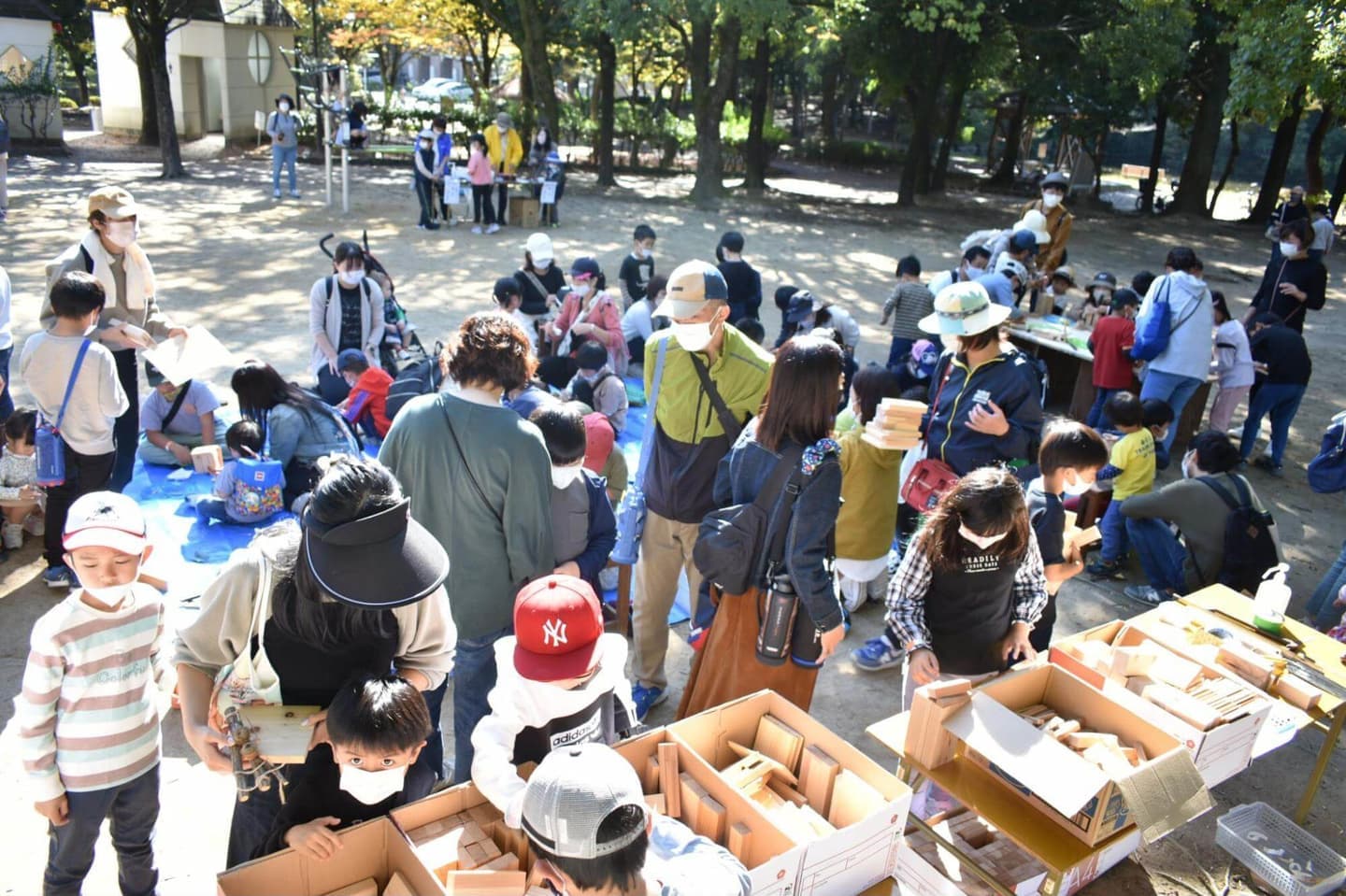 7つのハウスが並ぶ。島・しまファームでは茄子のハウス栽培が多くを占めているが、夏の間は露地栽培も行っている。
